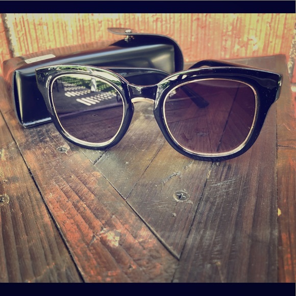 SOLD Foster Grant Sunglasses - Picture 1 of 4